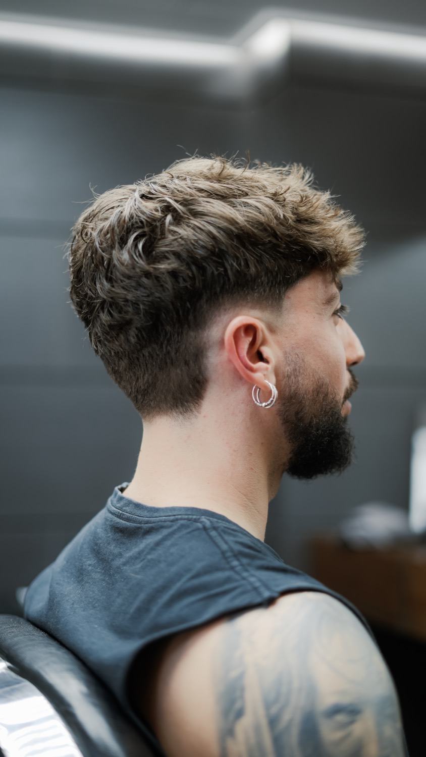 Detalle de corte de barbería en Éxodo 47