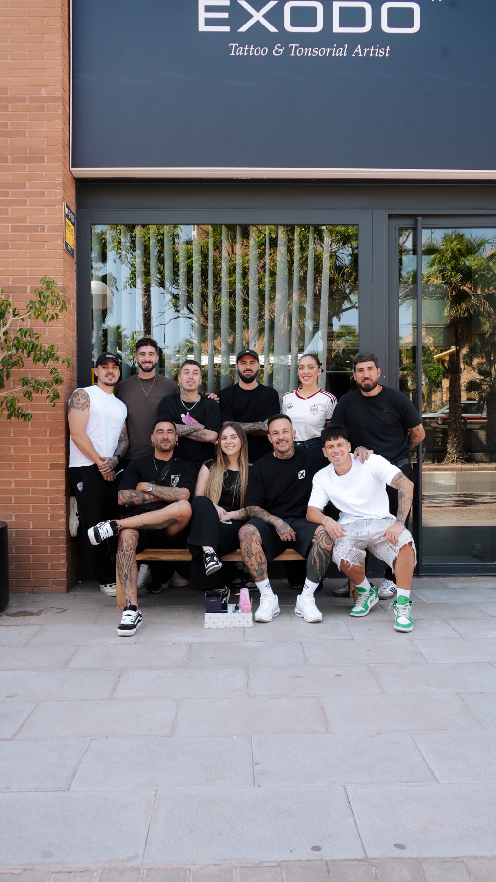 El equipo de Éxodo 47 frente al estudio en Alicante